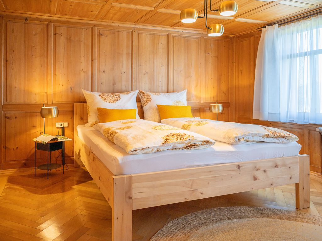 hochwertiges Doppelbett aus Zirbenholz für erholsame Nächte