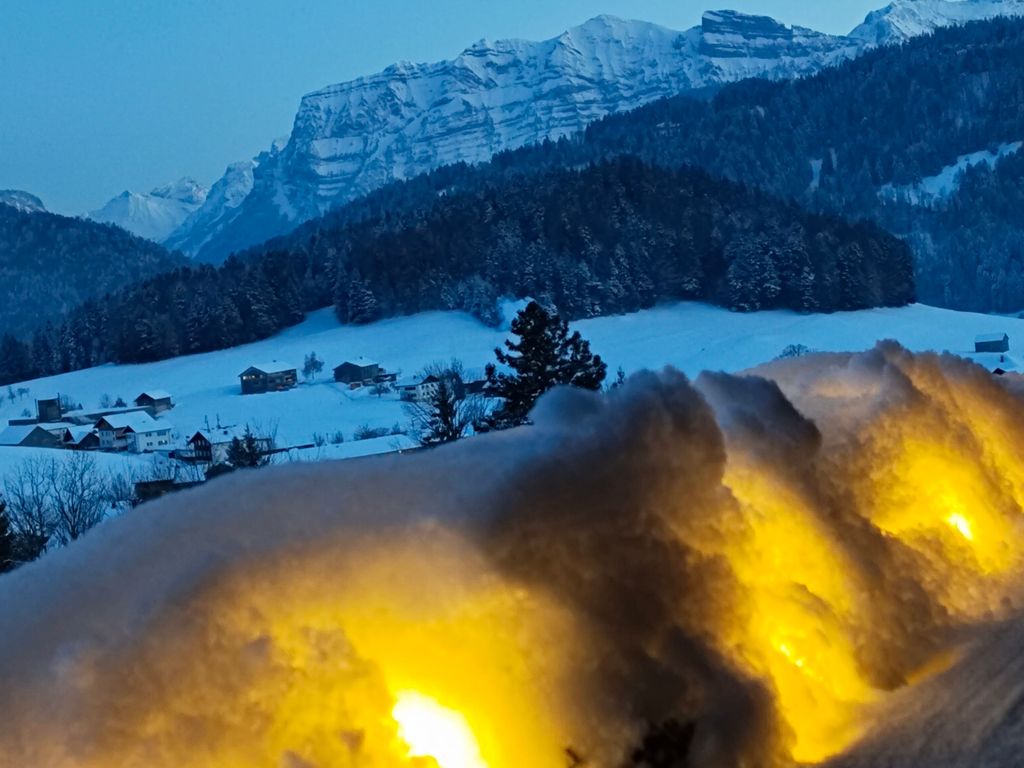 Weihnachtsbeleuchtung vom Balkon aus - stimmungsvoller Blick über die verschneite Winterlandschaft