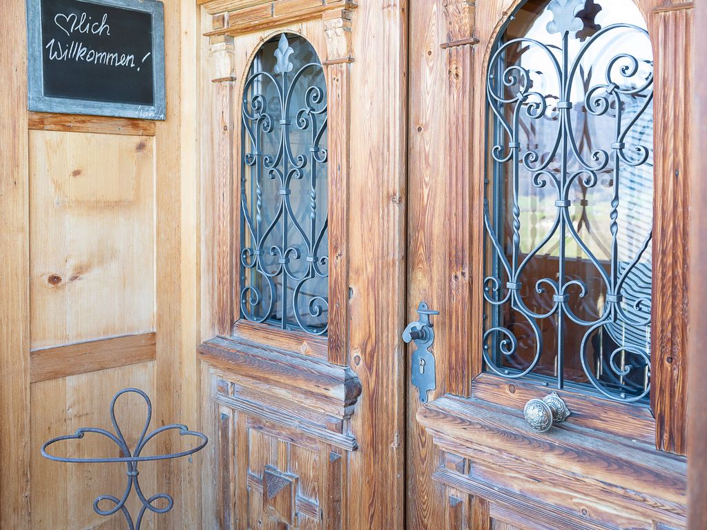 historische Haustür mit schmiedeeisernen Beschlägen