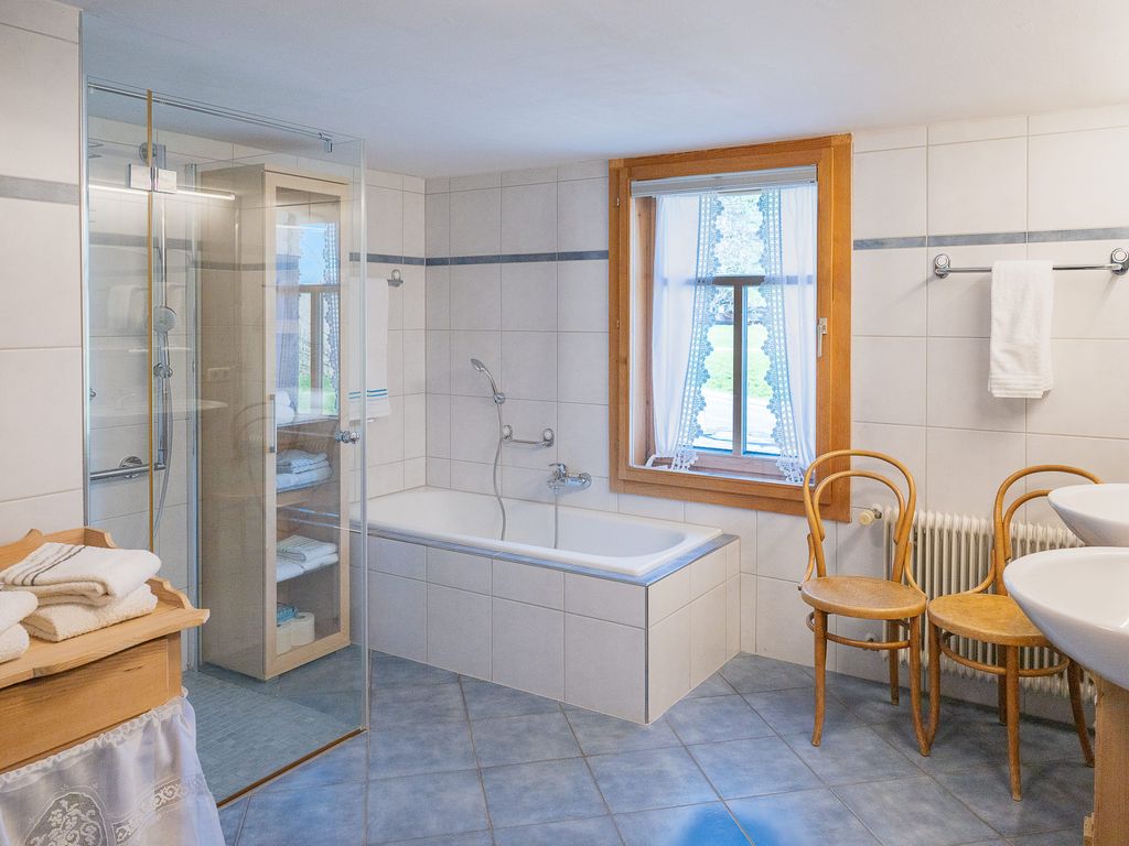 großzügiges Badezimmer mit Badewanne und Dusche