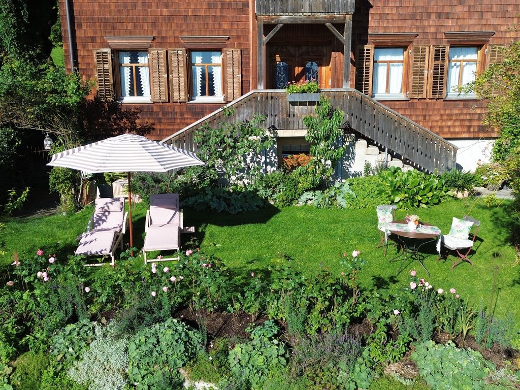 Eigener Gartenteil mit direktem Zugang zur Ferienwohnung und gemütlichen Sitz- und Liegemöglichkeiten