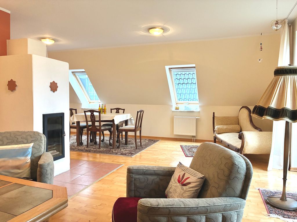 Großzügiges Wohnzimmer mit Kamin