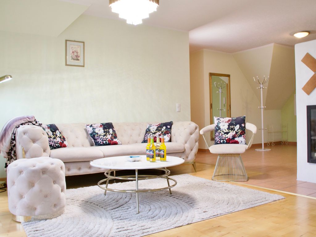 Wohnzimmer mit Kamin