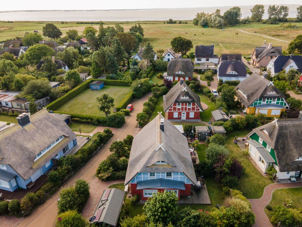 Ruhige Lage am Ortsrand von Born, nur wenige Gehminuten vom Bodden entfernt.