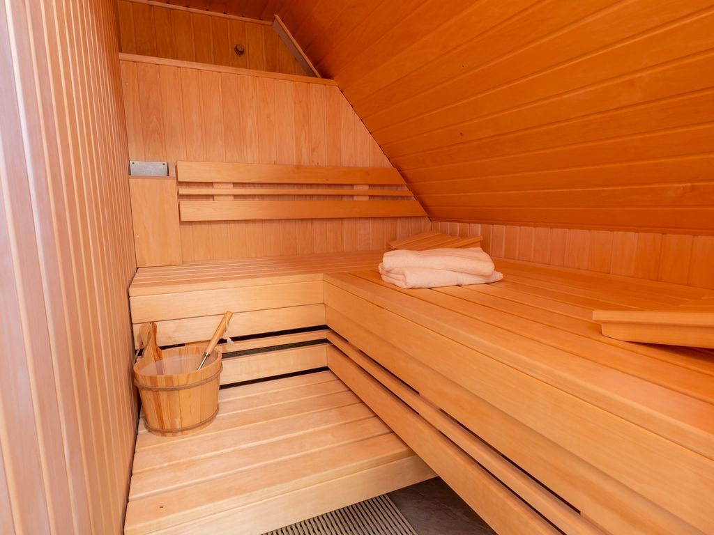 Private Sauna im Obergeschoss, direkt über das große Bad erreichbar.