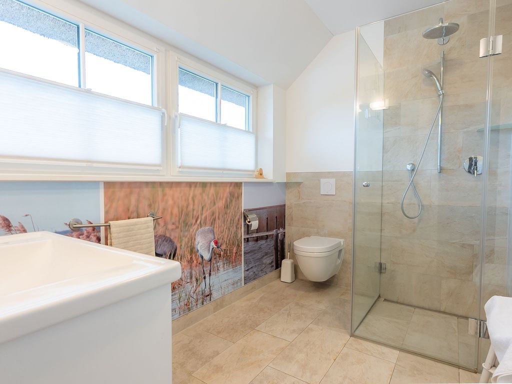 Großzügiges Tageslichtbad mit bodengleicher Dusche
