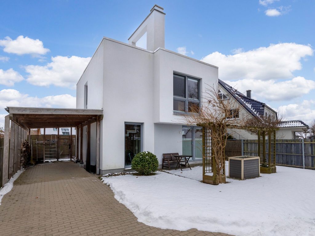 Modernes Ferienhaus im Winter mit Garten & Kamin