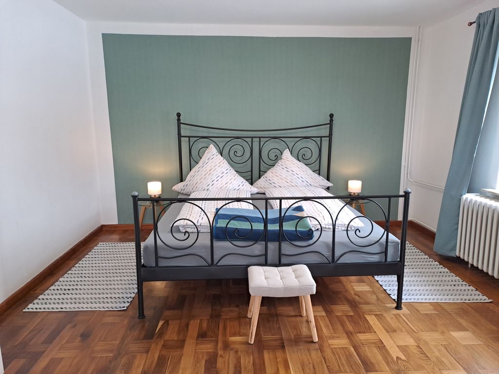 Wohn/-Schlafraum mit Doppelbett (1,80 x 2,00m)
