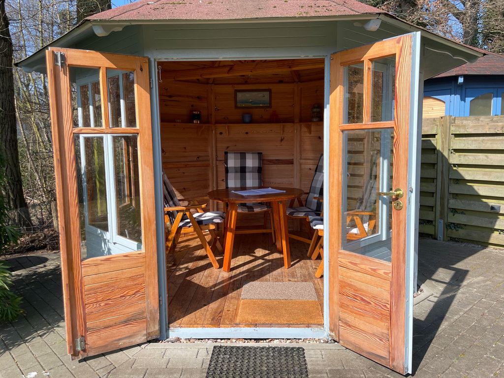 Im Pavillon können Sie auch bei etwas frischeren Temperaturen verweilen