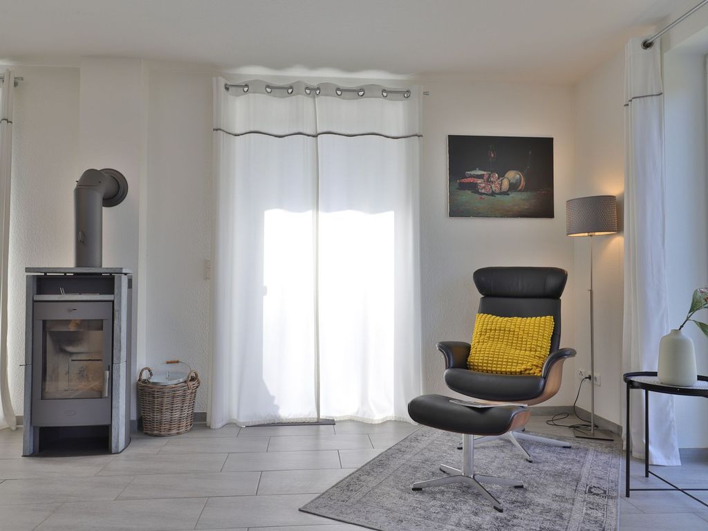 Strandgut Ferienhaus - Blick auf den gemütlichen Wohnbereich mit Kaminofen