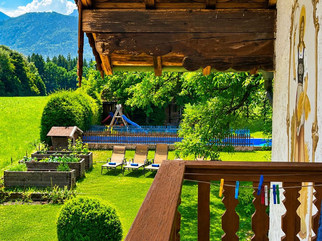Blick vom Balkon auf die Berge und Pool