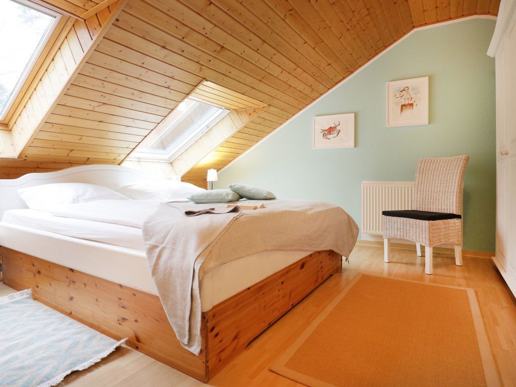 Urlauberdorf 47b - Blick in das obere Schlafzimmer mit einem Doppelbett