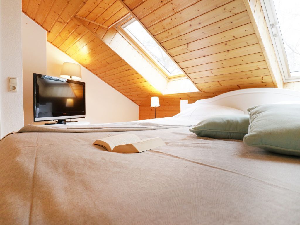 Urlauberdorf 47b - Blick in das obere Schlafzimmer mit einem Doppelbett