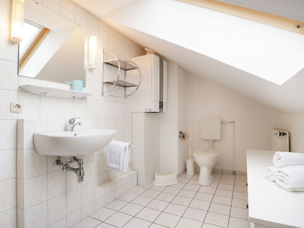 Urlauberdorf 47b - Blick in das WC am Schlafzimmer im OG