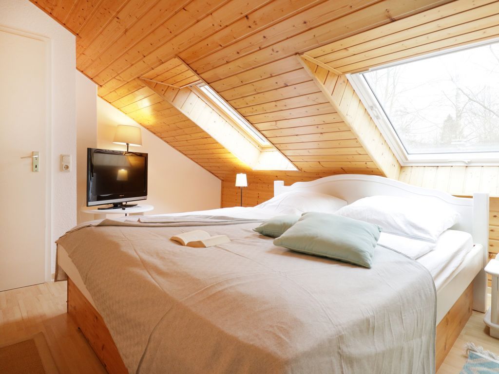 Urlauberdorf 47b - Blick in das obere Schlafzimmer mit einem Doppelbett
