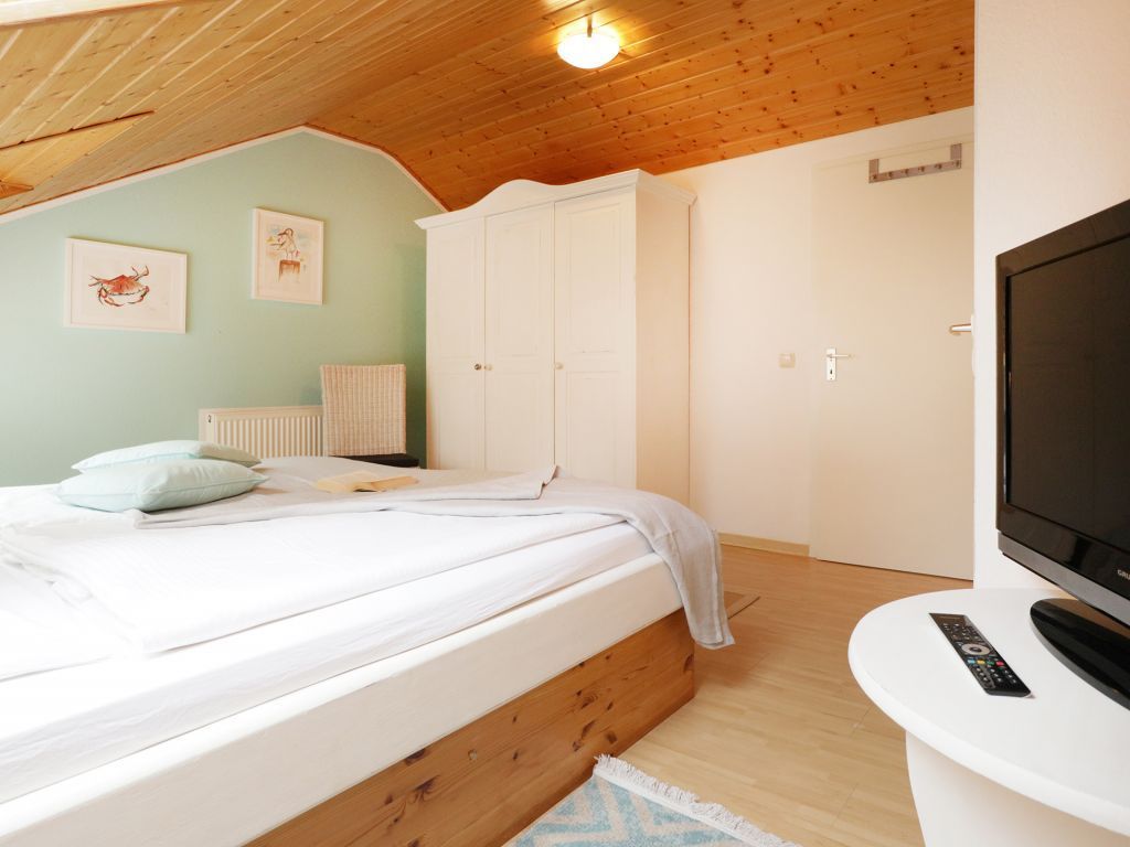 Urlauberdorf 47b - Blick in das obere Schlafzimmer mit einem Doppelbett
