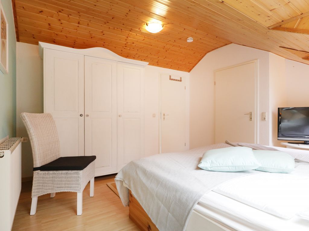 Urlauberdorf 47b - Blick in das obere Schlafzimmer mit einem Doppelbett