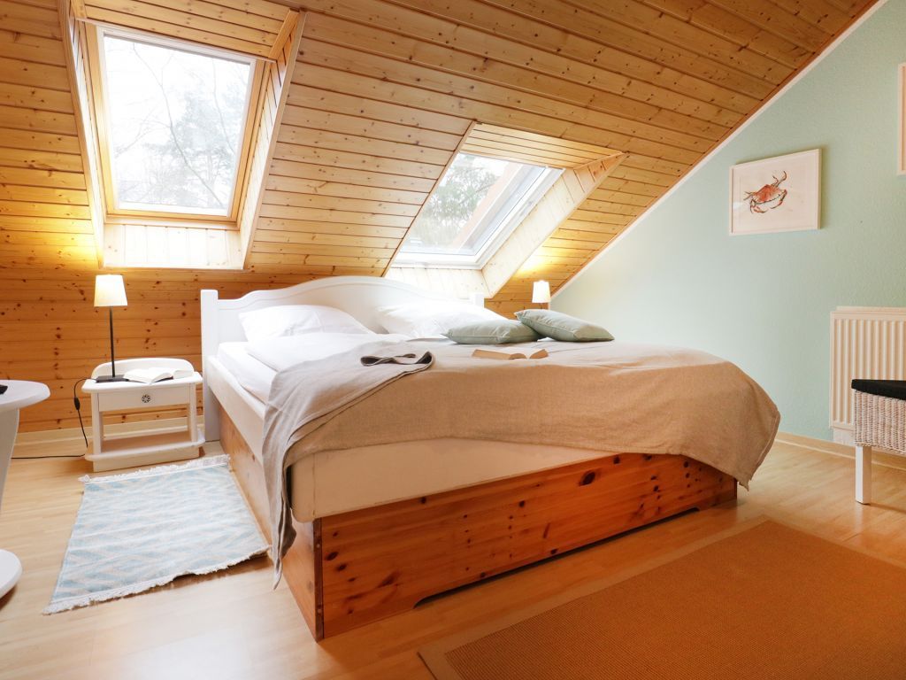 Urlauberdorf 47b - Blick in das obere Schlafzimmer mit einem Doppelbett