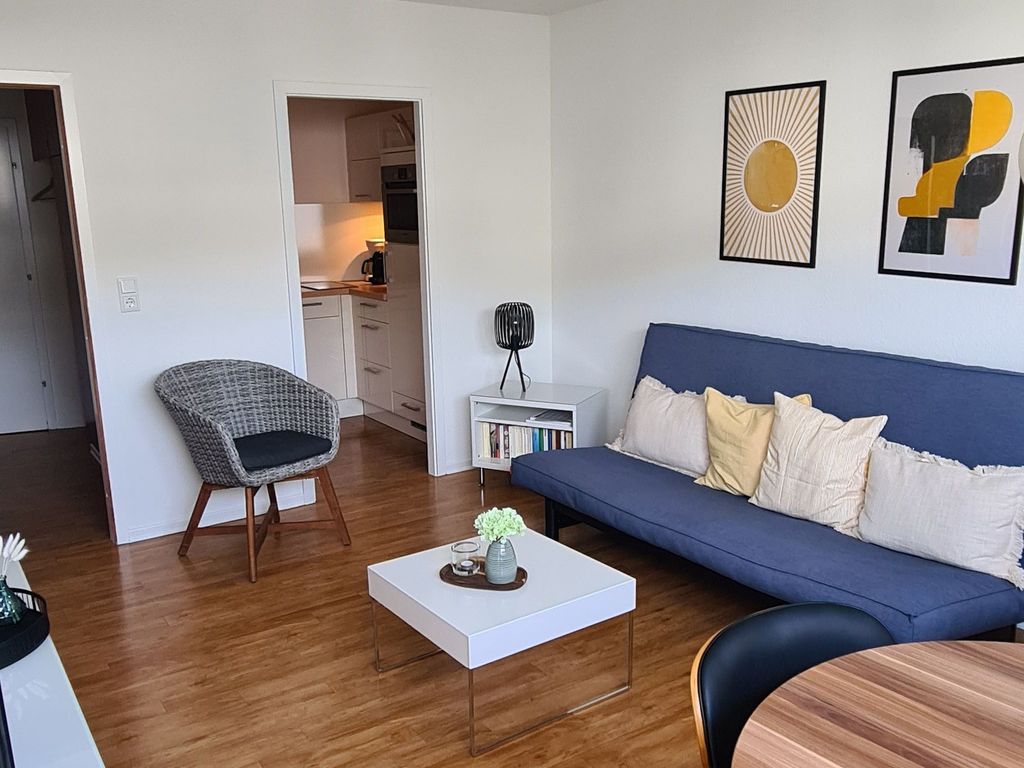 Wohnzimmer mit Essbereich und offener Küche