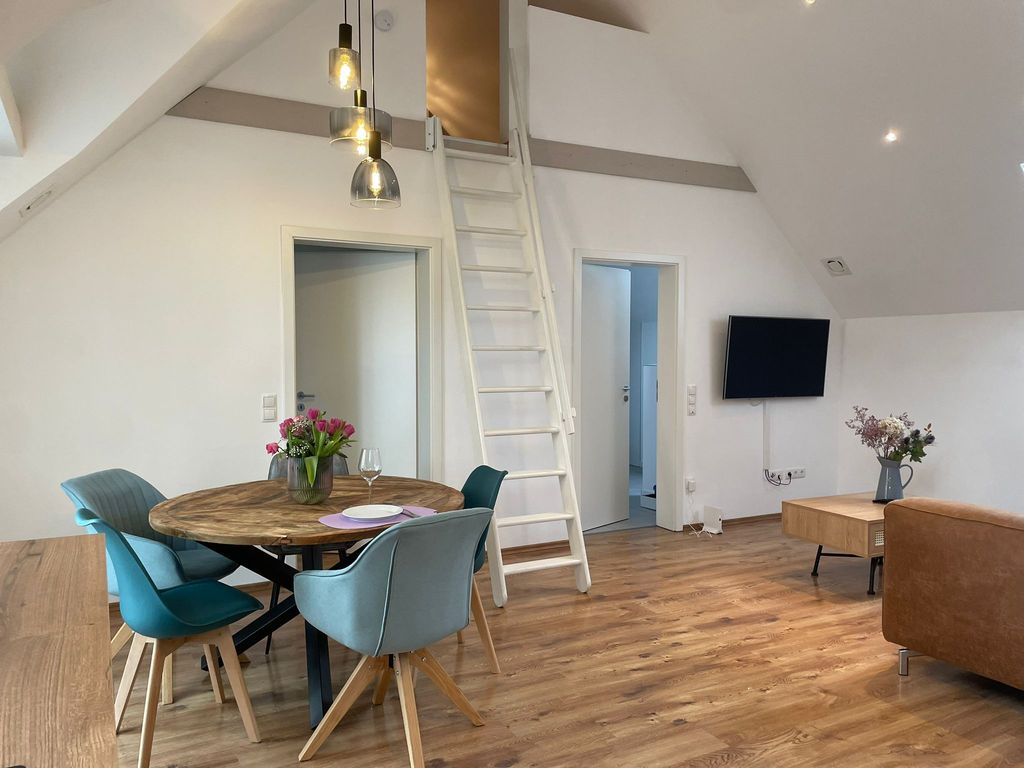 Wohnzimmer mit Aufgang zum Dachzimmer
