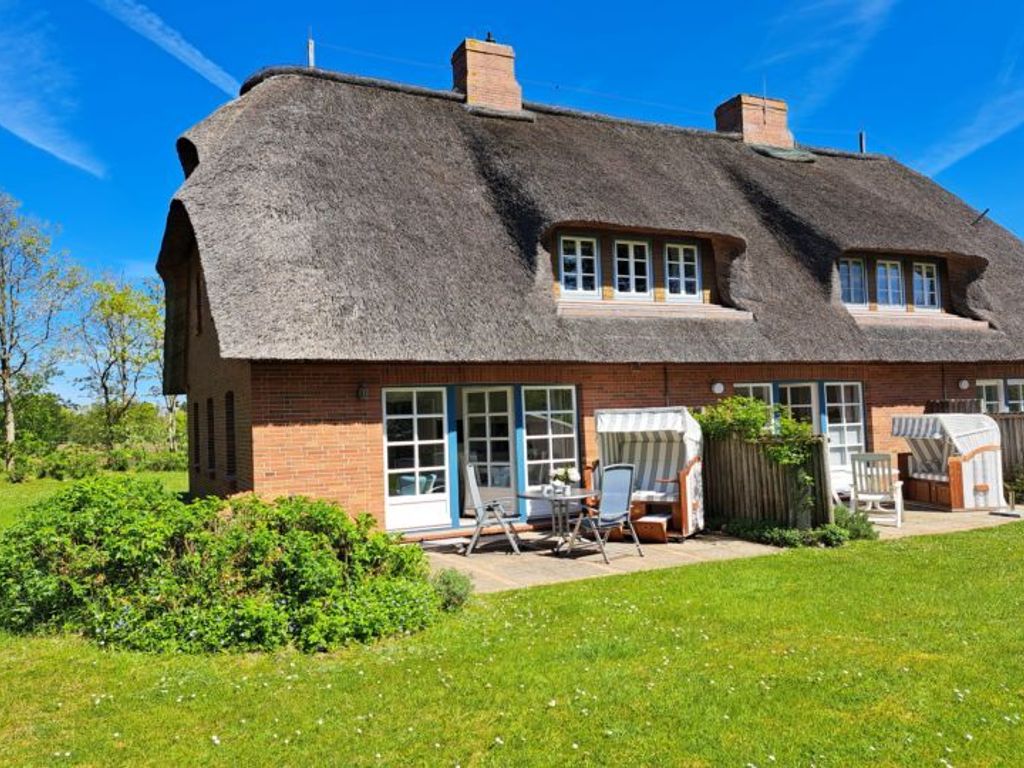 Helle EG-FeWo in ruhiger, strandnaher Lage in einem reetgedeckten Friesenhaus.