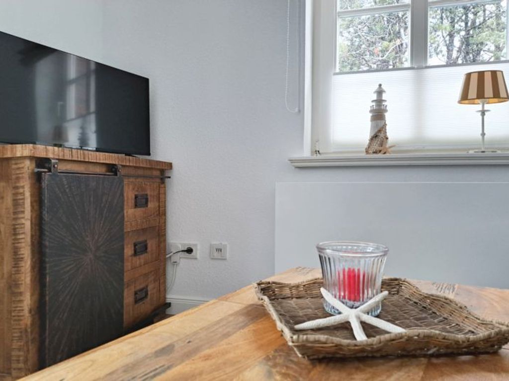 Die Wohnung ist mit Vinyl- und Fliesenböden ausgestattet und wurde im Januar 2026 vollständig renoviert.