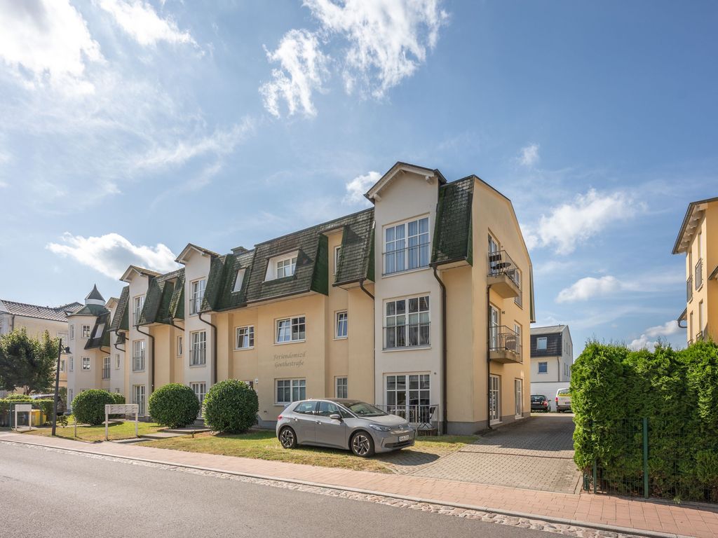 Aussenansicht des Hauses und Parkplatz