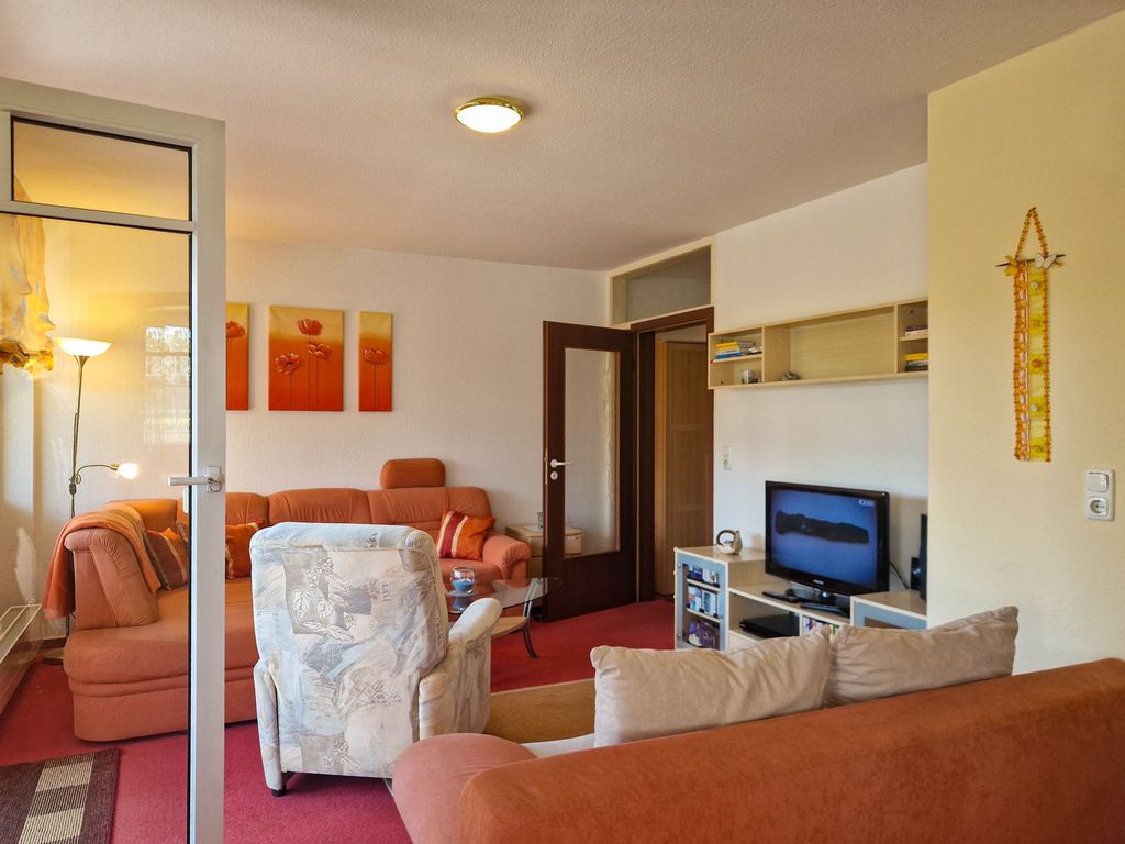 Wohnzimmer mit Sofa und TV