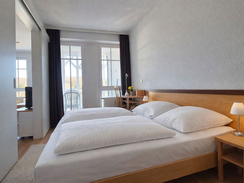 Gemütliches Schlafzimmer mit Kleiderschrank und Schreibtisch