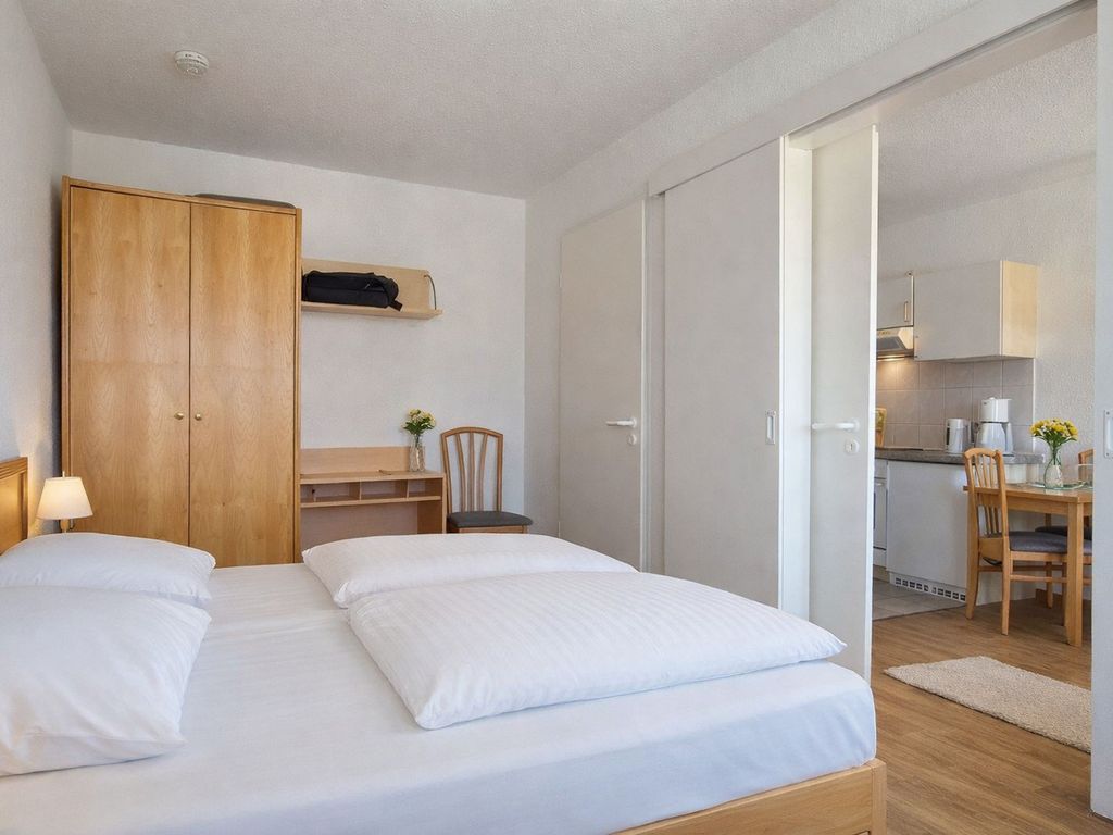 Gemütliches Schlafzimmer mit Kleiderschrank und Schreibtisch