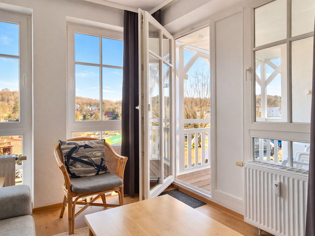Helles Wohnzimmer mit Zugang zum Balkon