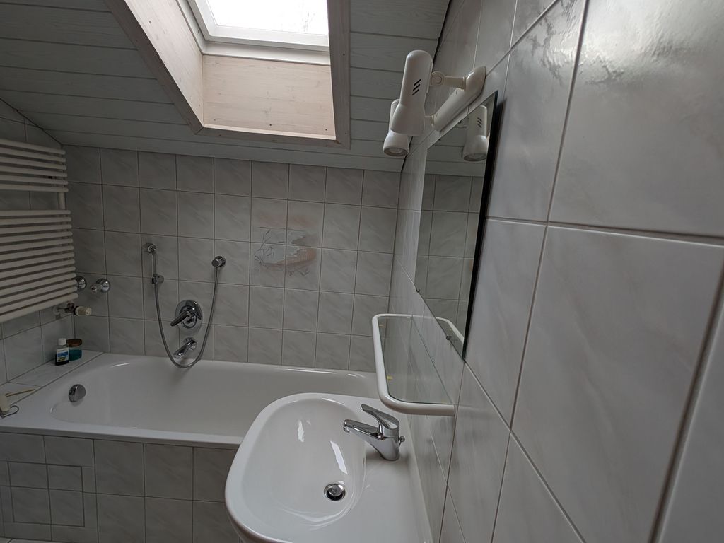 Bad mit Dusche und Badewanne