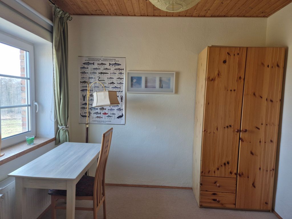 Schreibtisch und Schrank im Schlafzimmer 2