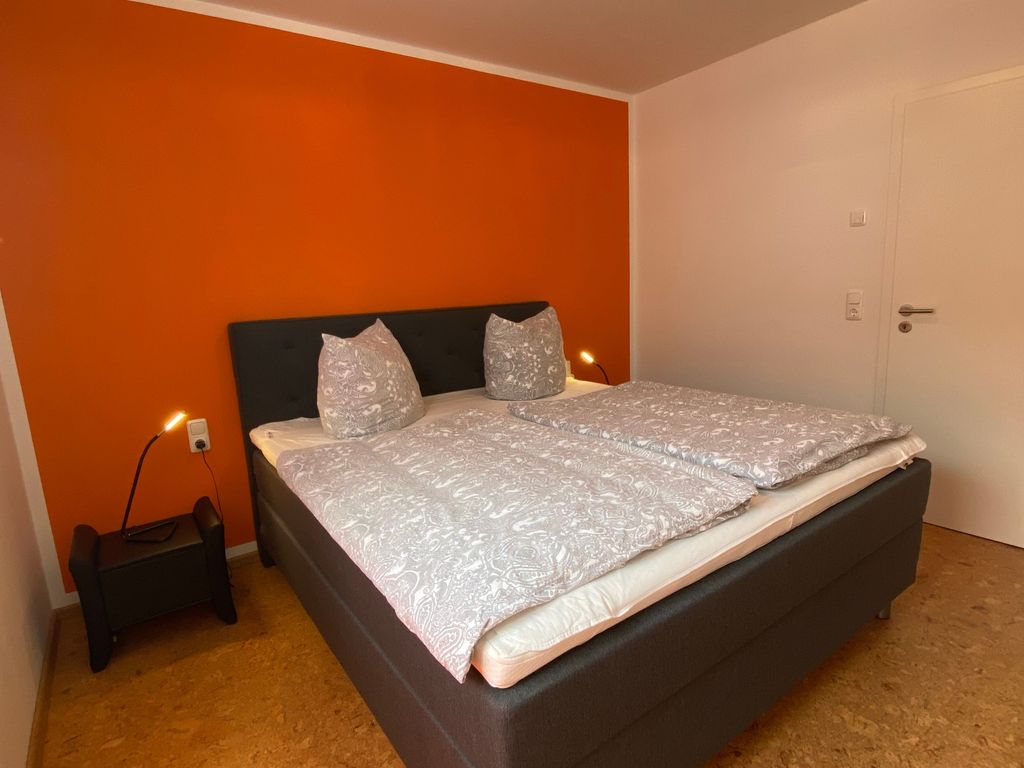 Schlafzimmer 2 Fenster mit Außenjalousien