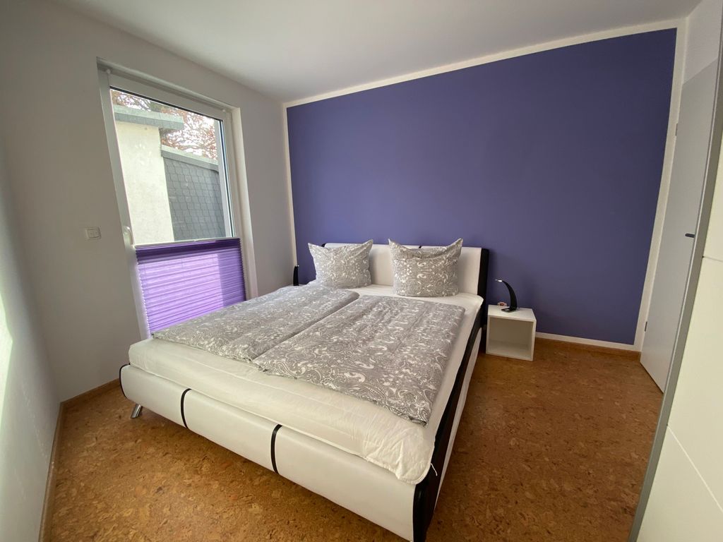 Schlafzimmer 1 Fenster mit Außenjalousien