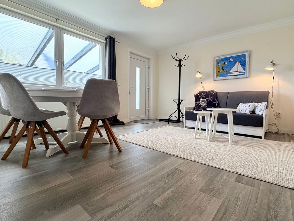 Wohnzimmer mit Essbereich und Schlafcouch
