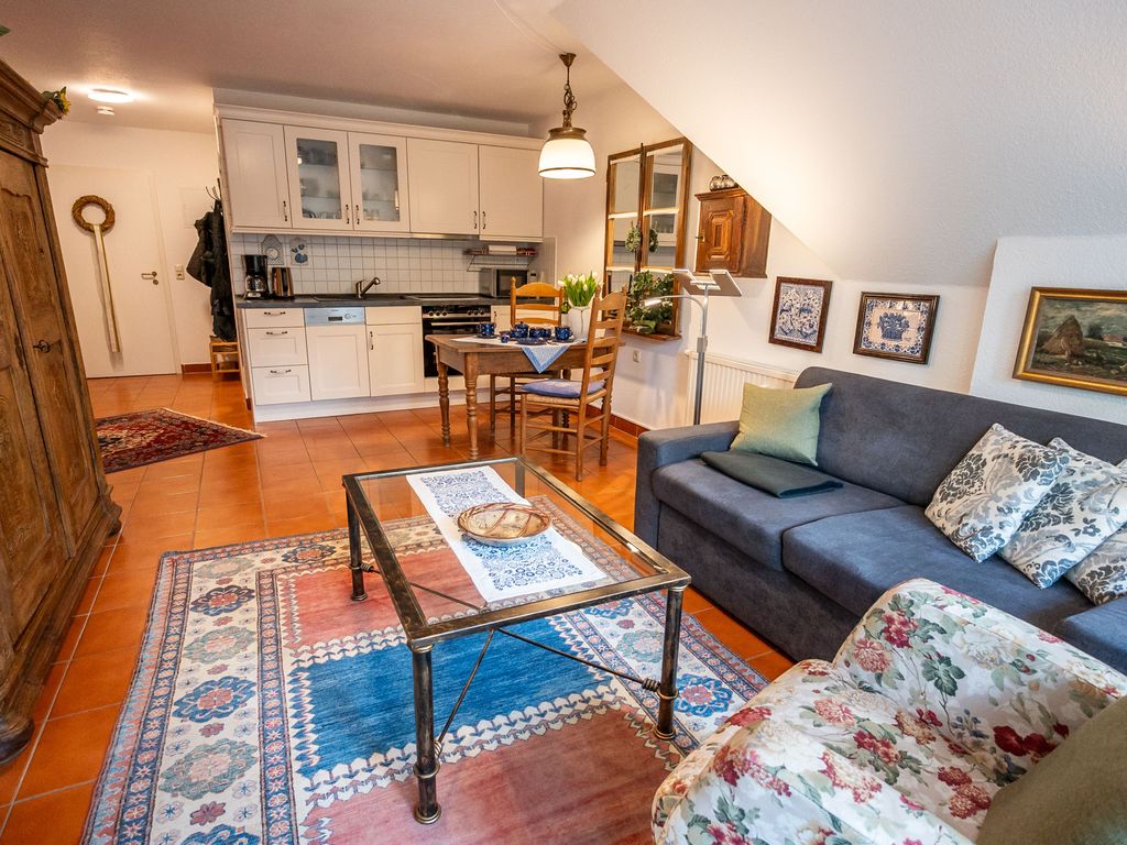 Wohnzimmer mit antiker Eichenwohnzimmerschrank, großes bequemes Sofa, 1 Sessel, SAT-Kabel-TV/-Radio, DVD-Player, großer Glastisch, Beistelltisch, Deckenfluter, Leseleuchte, Bilder, antiker Eichenesstisch, 2 Binsenstühle, antikes Sprossenspiegelfenster