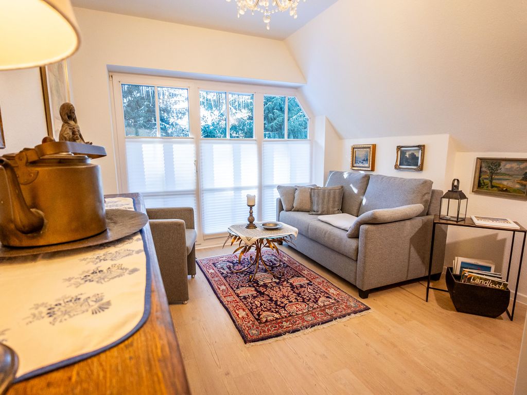 Zweites Wohnzimmer mit Eichenschrank, antikes Eichensidebord, großes bequemes Sofa, 1 Sessel, 
1 Bluetooth-Lautsprecher, Glastisch, Beistelltisch, Deckenfluter, Leseleuchte, Bilder