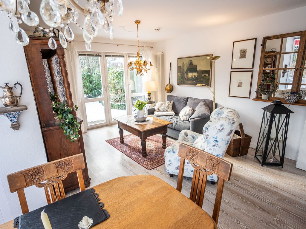 Großzügiges Wohn- und Esszimmer mit harmonisch kombinierter, teils antiker Einrichtung.
