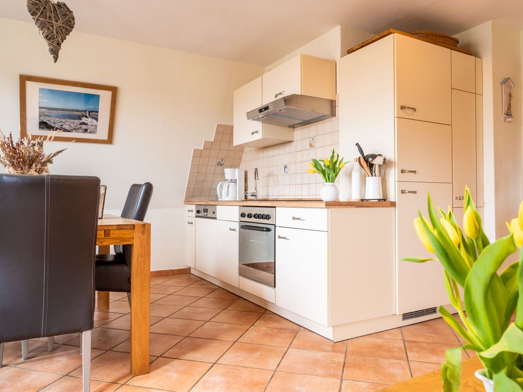 Blick auf die Einbauküche mit neuem Geschirrspüler, Kühlschrank mit Gefrierfach, Herd mit Ceranfeld, Backofen, Dunstabzugshaube
Filterkaffeemaschine und Kapselmaschine , Wasserkocher, Toaster und viele kleine weitere Küchenhelfer