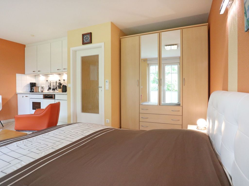 Dwarslöper Whg. Dwa09 - Blick auf das Bett den Schrank und die Küchenzeile