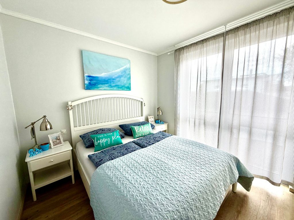 Schlafzimmer 1 mit Außenjalousien