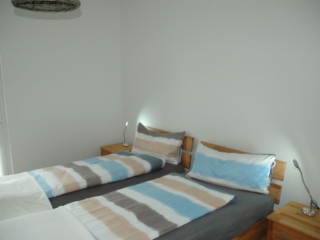 Schlafzimmer 2 mit Außenjalousien