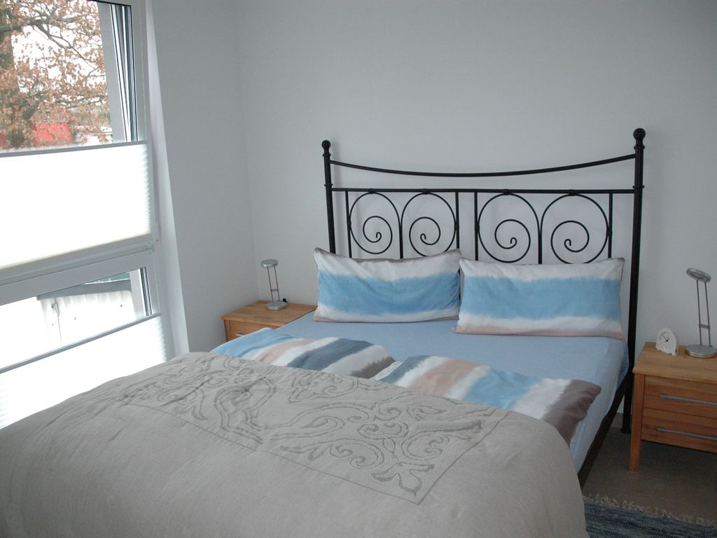 Schlafzimmer 1 mit Außenjalousien