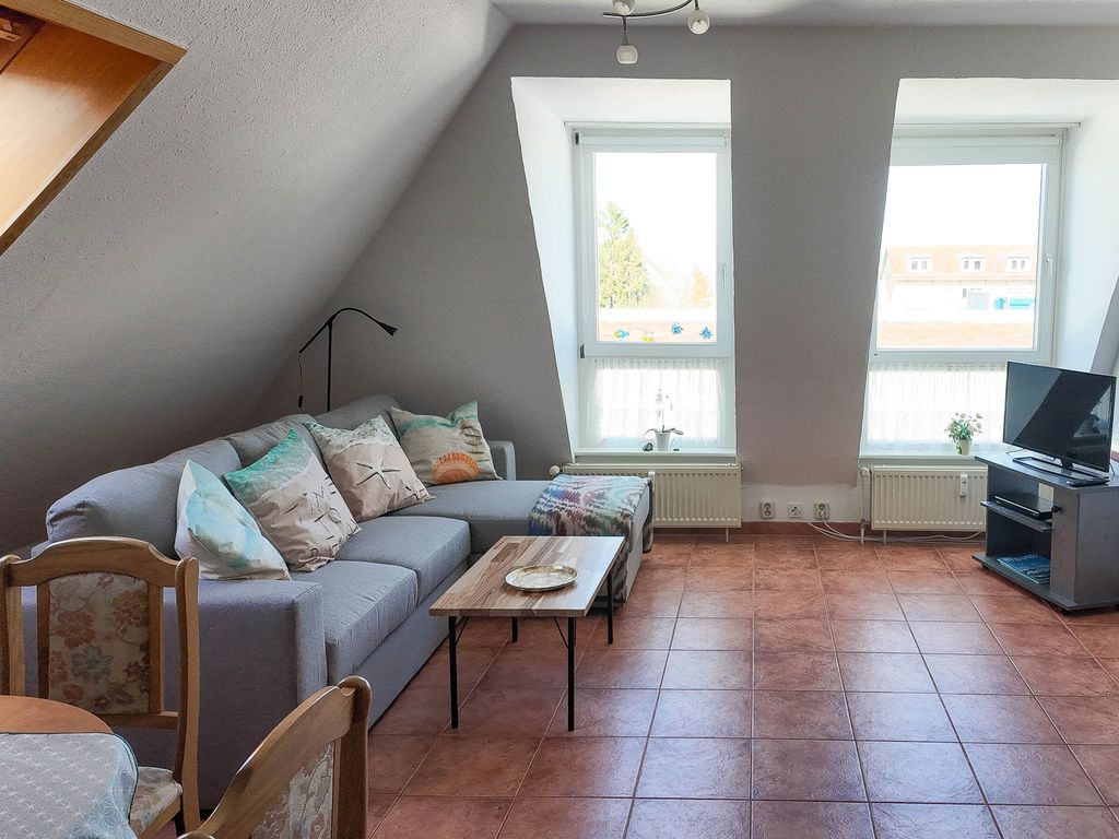 Der gemütliche Wohnbereich mit Esstisch und TV