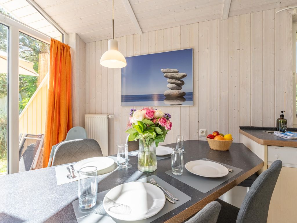 Heller Essbereich mit direktem Zugang zur Terrasse.
