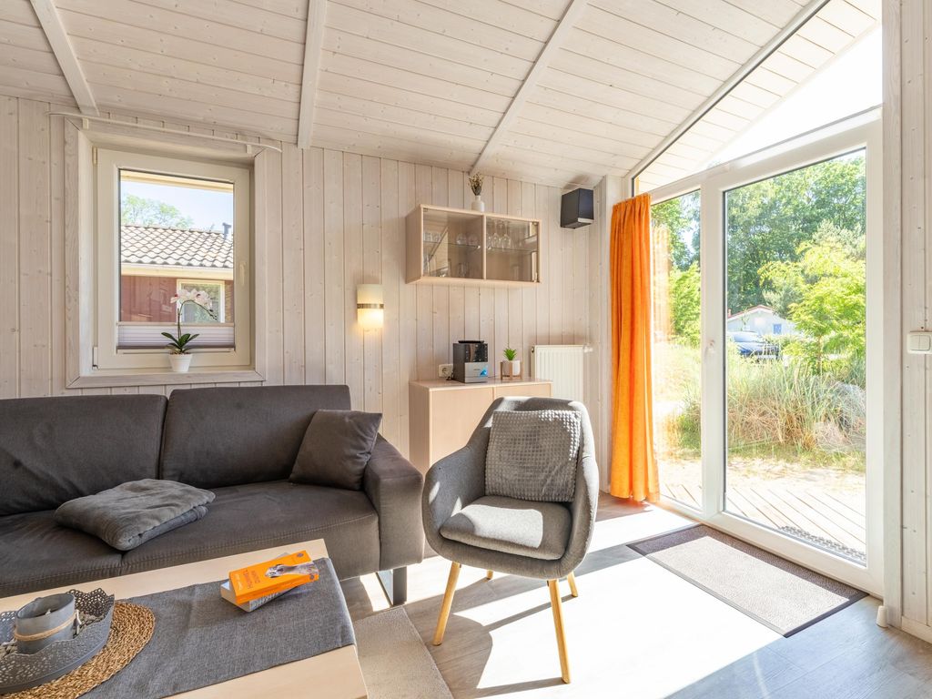 Komfortabler Wohnbereich mit gemütlicher Couch.
