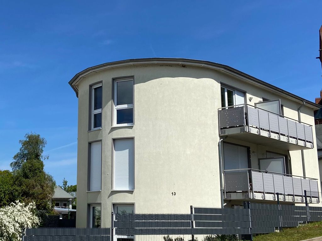 Ferienwohnungen Kirchstraße 13 Zinnowitz – heller Neubau mit gerundeter Giebelfront und Balkonen