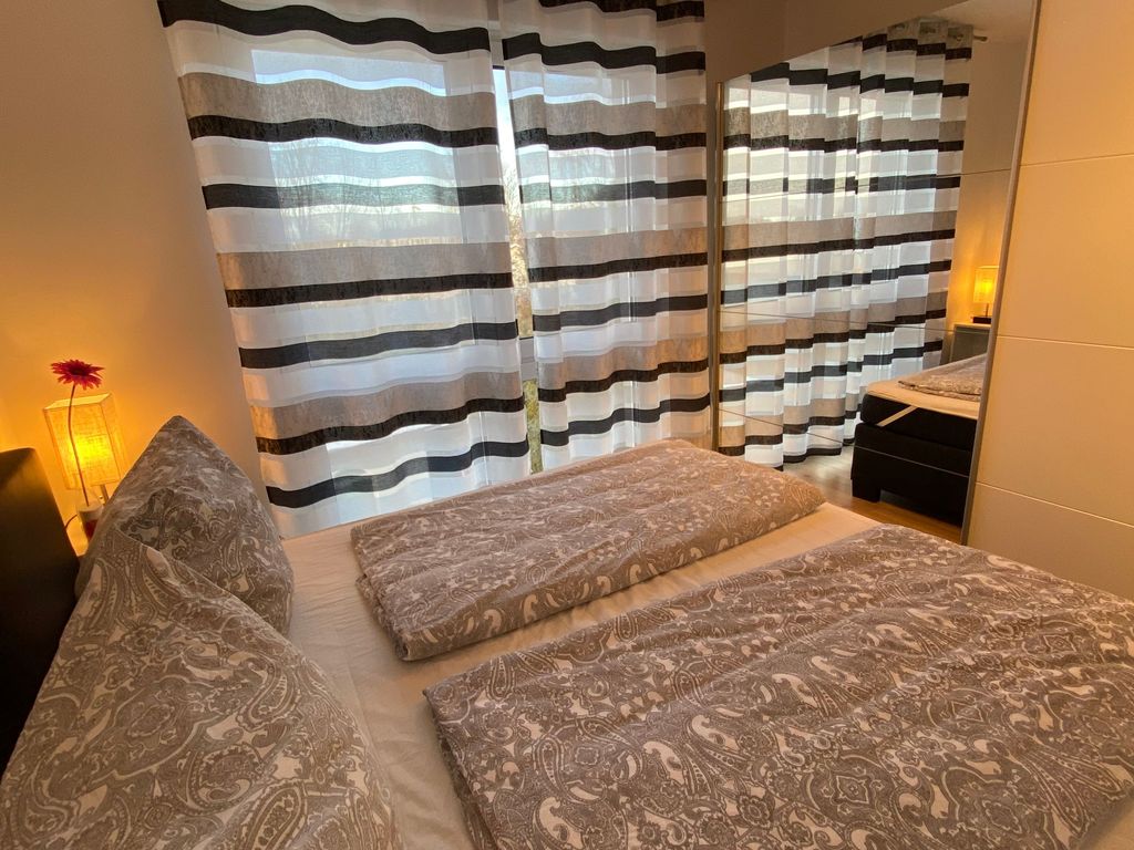 Schlafzimmer 1 mit Außenjalousien