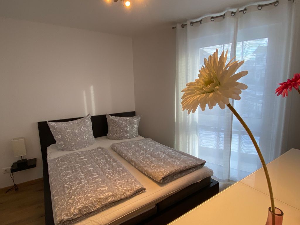 Schlafzimmer 2 mit Außenjalousien
